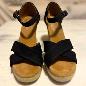 Toms sandals size 9. Black straps. No tears. Smoke free home